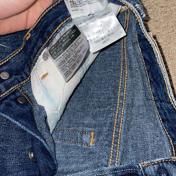 Dark wash Levi’s 501 shorts - Picture 3 of 3